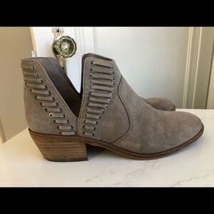 Vince Camuto ‘Prism 2’ Suede Ankle  Bootie Boots SZ 7.5 Western Cut Out Side